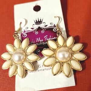 Dazzle Me Fashions Boutique Floral Gold Tone Faux Pearl Hook Earrings NWT